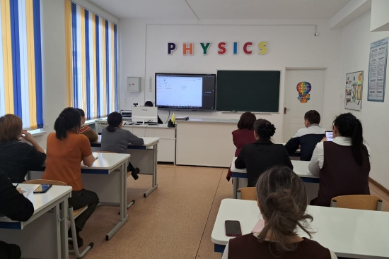 В Рудной средней школе прошёл круглый стол «Мейірімнен жаралған әлем» с участием родителей.  Мероприятие было направлено на обсуждение роли семьи в воспитании детей, развитие доброжелательных отношений и укрепление сотрудничества между школой и родителями